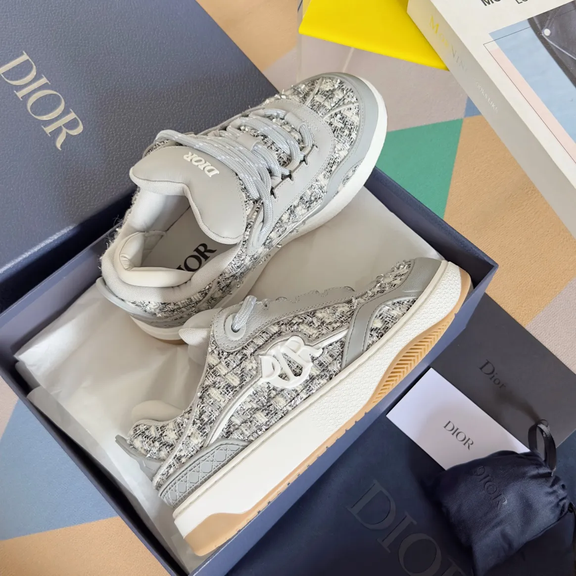 [DIOR] P: 820💰 Men's 39-44. (Male 38. 45. Customized) Dior Dior B9S series top version bread shoes casual sports shoes skate shoes original purchase development and production This new B9S skateboard sneakers are inspired by skateboarding and Dior's high-order spirit. Crafted from navy blue cotton tweed, the classic cannage pattern is reinterpreted with grained calfskin details in homage to Dior's savoir-faire. Padded tongue and technical fabric leg provide ideal comfort. Iconic details abound throughout the design, such as the Dior signature on the heel and tongue, cannage-patterned panels, and the rubber Dior Charm signature on the side inspired by the Dior logo. The rubber soles engraved with Oblique printing with a gradient effect are more refined and can add a high-end temperament to various looks. Exquisite packaging at the delivery counter🛍📦 ▪️Fabric: Original customized first-layer cowhide + tweed ▪️Inner lining: Customized breathable lining ▪️Outsole: Original open-molded anti-slip TPU material ▪️Sole thickness: 3.5CM.